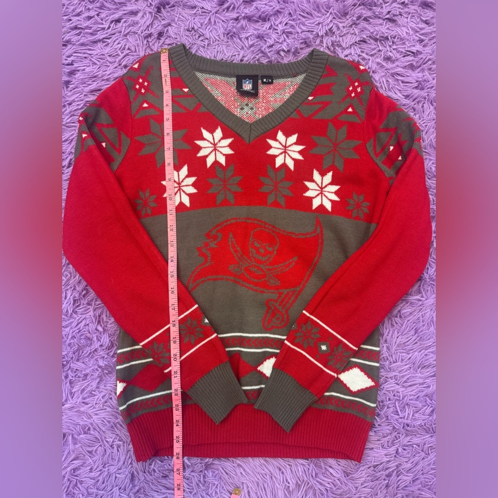 Tampa Bay Buccaneers NFL ugly sweater. V-Neck with Snowflake Design. Sz M